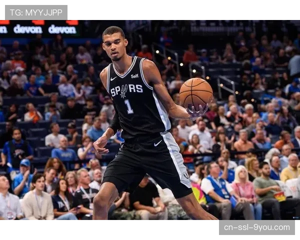 文班亚马左膝轻微扭伤，马刺官方宣布将缺席未来两场比赛