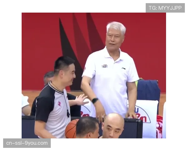 争议瞬间：王牌队最后一攻被吹进攻犯规，经录像回放后改判